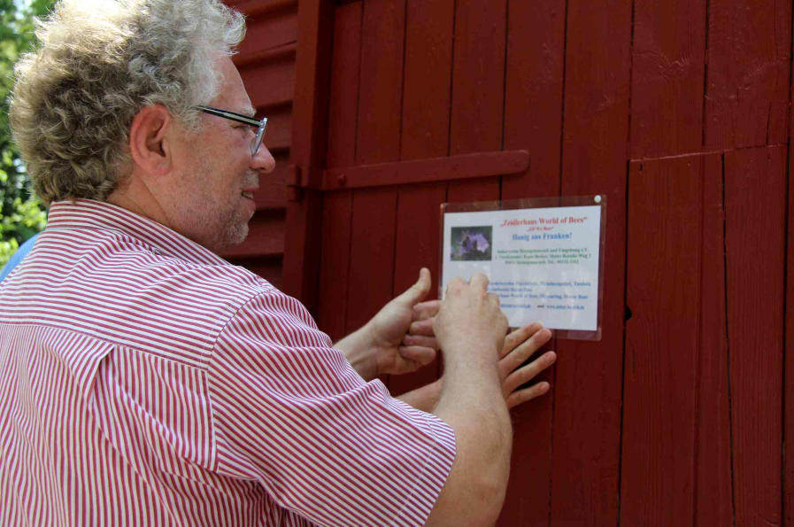 Die Hütte bekommt einen Namen: „World of Bees“ Foto: Klaus Becker
